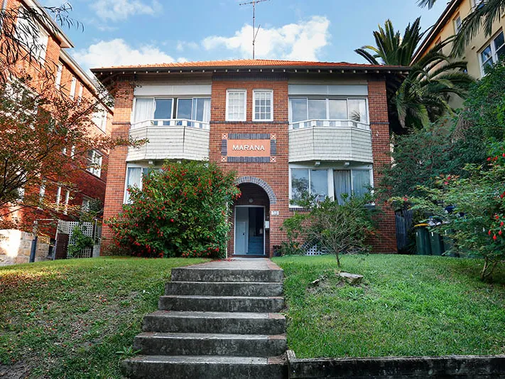 Large 2 bed 2 sunroom art deco unit - walking distance to bondi beach