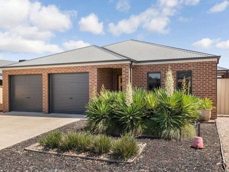 VERSATILE FAMILY HOME!