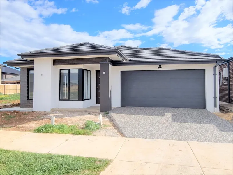 Stylish Home Close to Rockbank Station