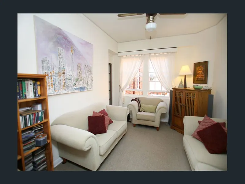 WHISPER QUIET ART DECO APARTMENT WITH PARKING