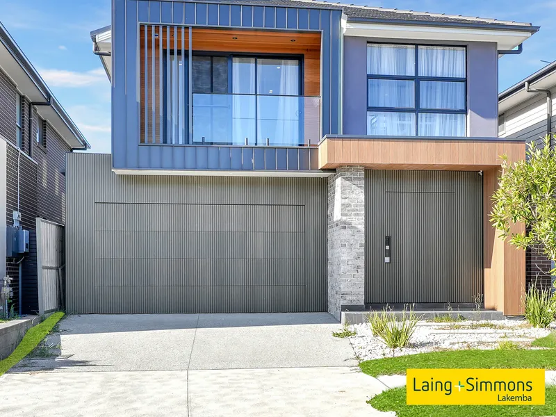 Luxurious 5-Bedroom Family Residence with Impressive Features and Ample Space!