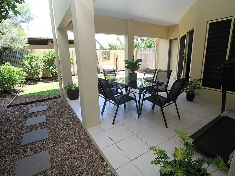 Extra large court yard 