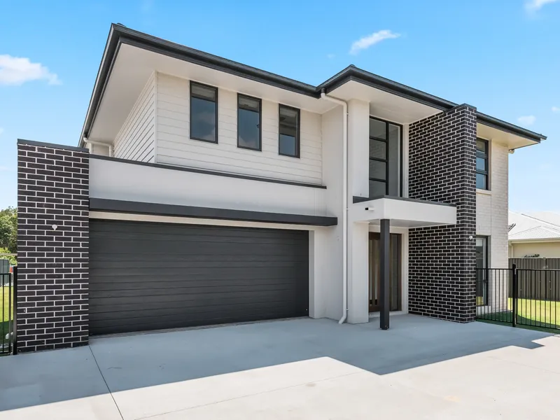 4 BEDROOM PELICAN WATERS FAMILY ENTERTAINER