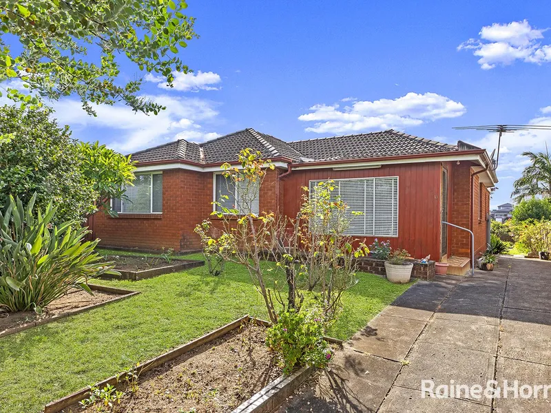 A Beautiful Family Home in Peace Location!