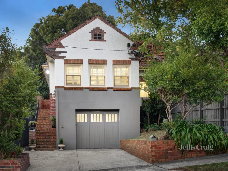 Attractive Art Deco in a parkland pocket