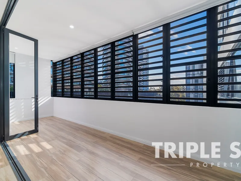 Prestigious Meriton One Bedroom Apartment | Massive Intenal & Winter Garden | Extra Study | Engineered Timber Flooring Throughout