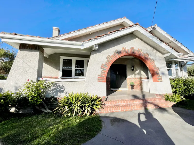 SUPERB, LARGE FAMILY HOME IN PRESTIGE POSITION
