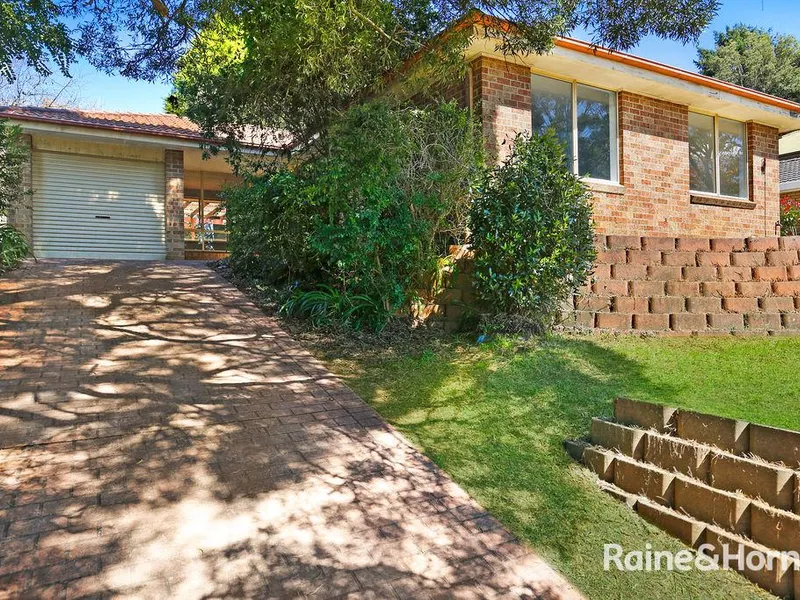 POPULAR SOUTHERN HIGHLANDS LOCATION - Looking for a tree change & a house to put your own stamp on?