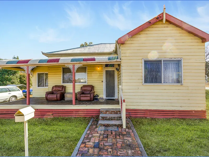 COLONIAL COTTAGE RIPE TO RENOVATE