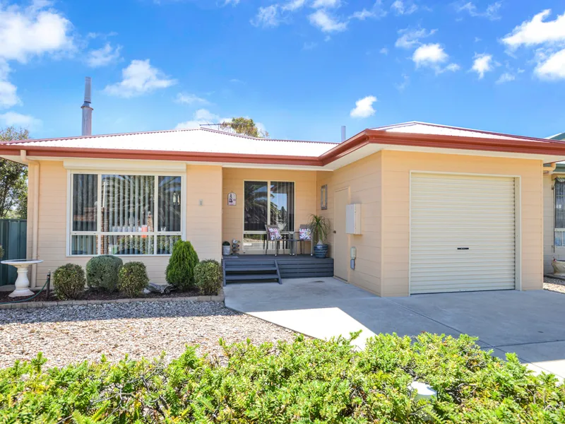 Perfect Lifestyle Living with a Dream Location !!  