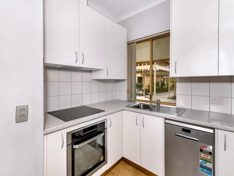 51 Lakeside Gardens - Gorgeous unit with a generous size courtyard