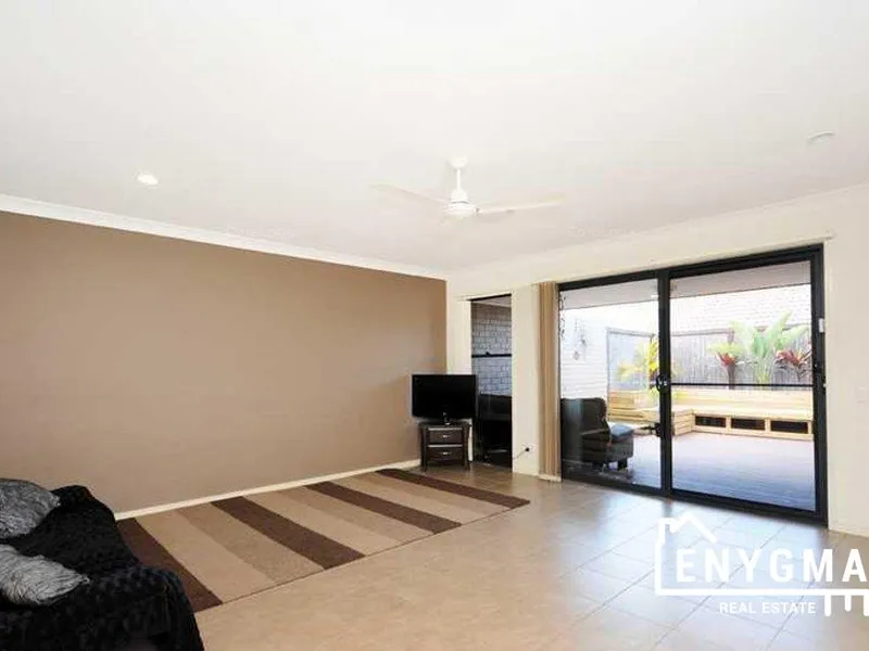Hurry in to view this well-presented, low-maintenance duplex with enough room to entertain!