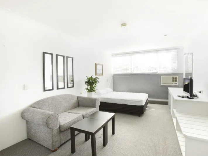 LIGHT AND BRIGHT STUDIO APARTMENT IN THE HEART OF MANLY