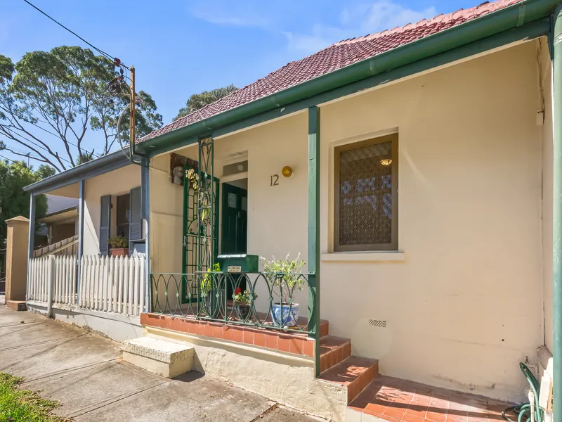 Unique One Bedroom Cottage Feel Apartment In Convenient Location- Utilities Included