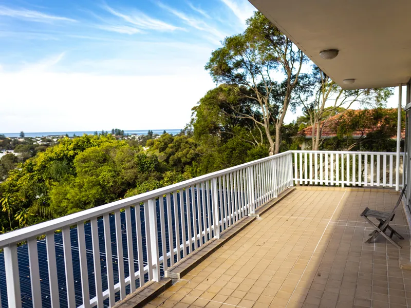 Upper Duplex with Fantastic Ocean Views!