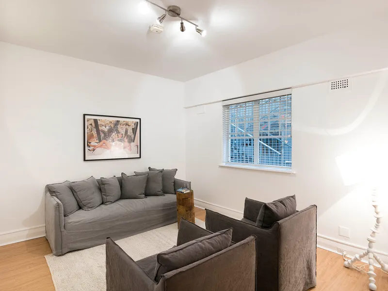 Art deco apartment, walk to Potts Point