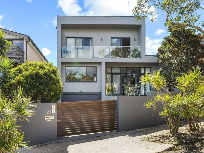 Contemporary & Stylish Beach House - Peaceful Position - Views