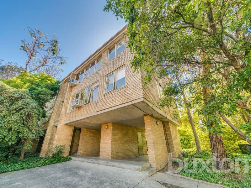 TWO BEDROOM APARTMENT IN PRIME LOCATION