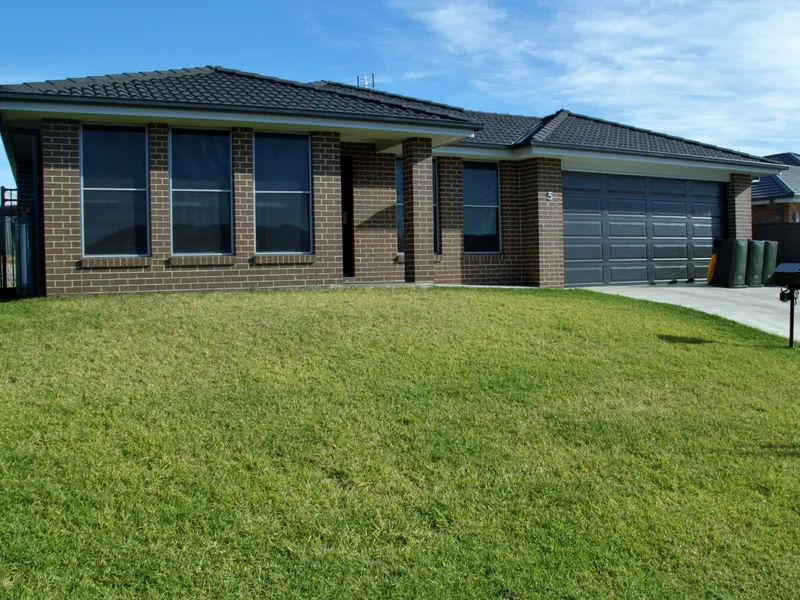 LARGE FAMILY HOME IN LAMPADA ESTATE