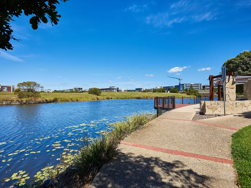STUNNING 3 BEDROOM HOME WITH STUDY ON LAKE LIDO STROLLING DISTANCE FROM ROBINA TOWN CENTRE