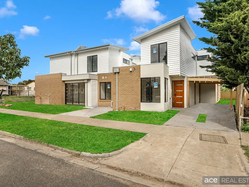 UNSURPASSED LUXURY LIVING IN PRESTIGIOUS POSITION