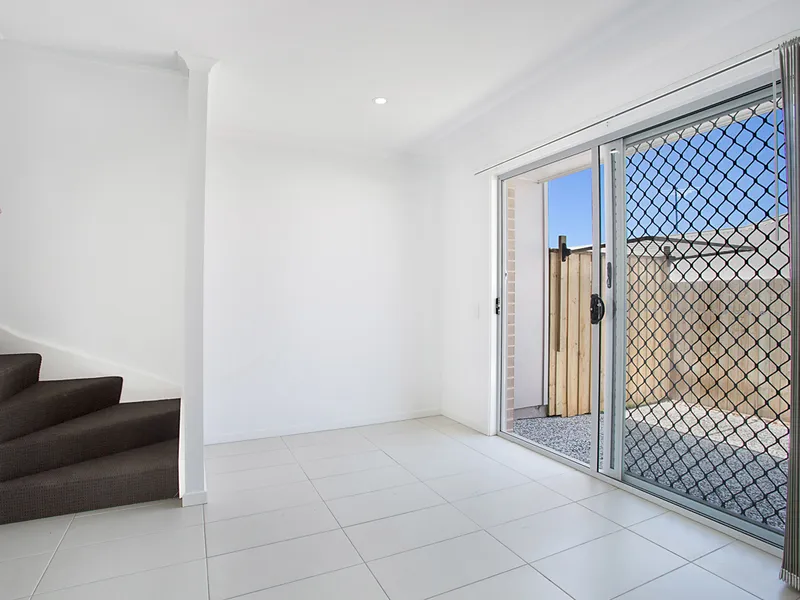 VILLA WITH 2 LIVING AREAS, VIEWS AND GREAT SIZE BACK YARD