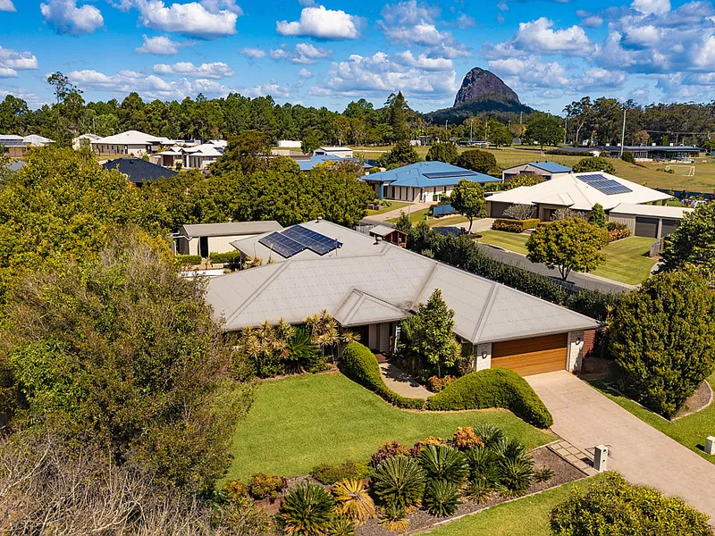 Stylish Entertainer In The Heart Of Glass House Mountains