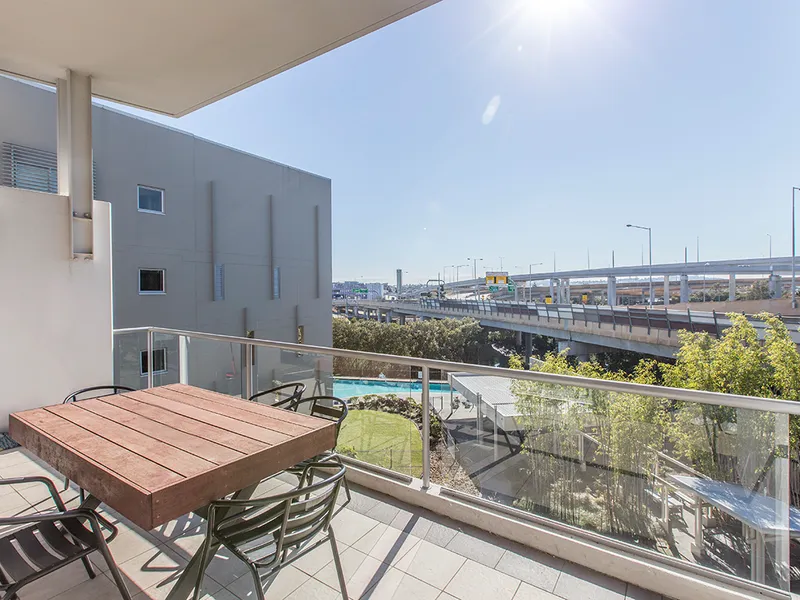 PRESTIGE TOP FLOOR UNIT - 1km TO CBD!