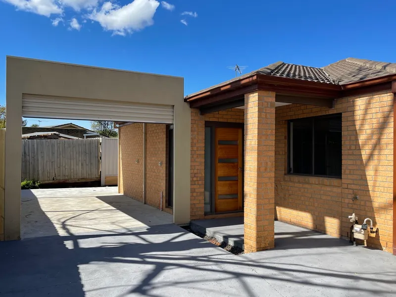 WALKING DISTANCE TO SCHOOLS & SHOPS