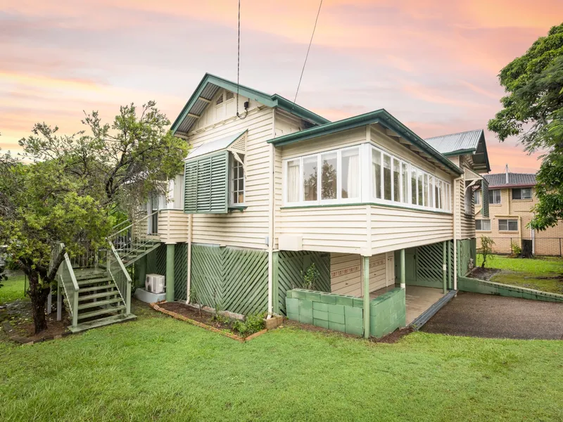 Charming Queenslander on 847m2 - 200m to Gaythorne Train Station!