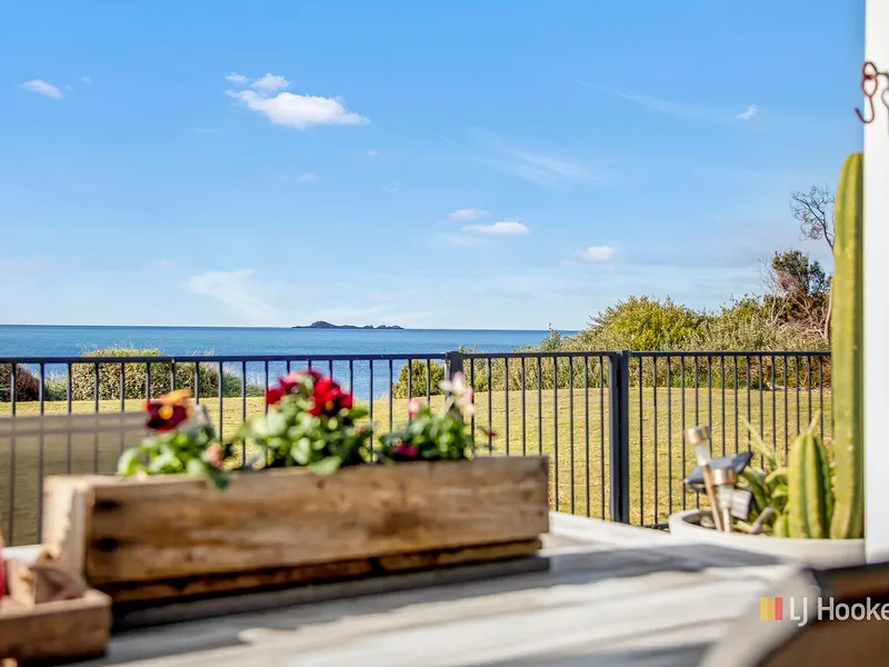 RELAXED BEACHFRONT LIVING!