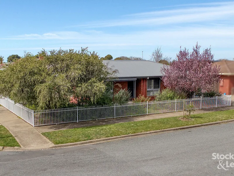 Stylish, Low-Maintenance Living by Victoria Park Lake