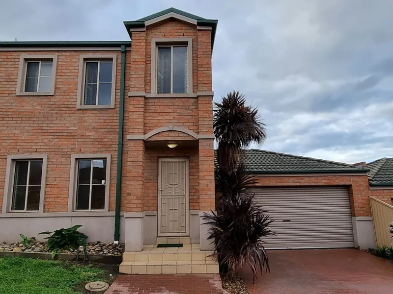 BEAUTIFUL 3 BEDROOM TOWNHOUSE