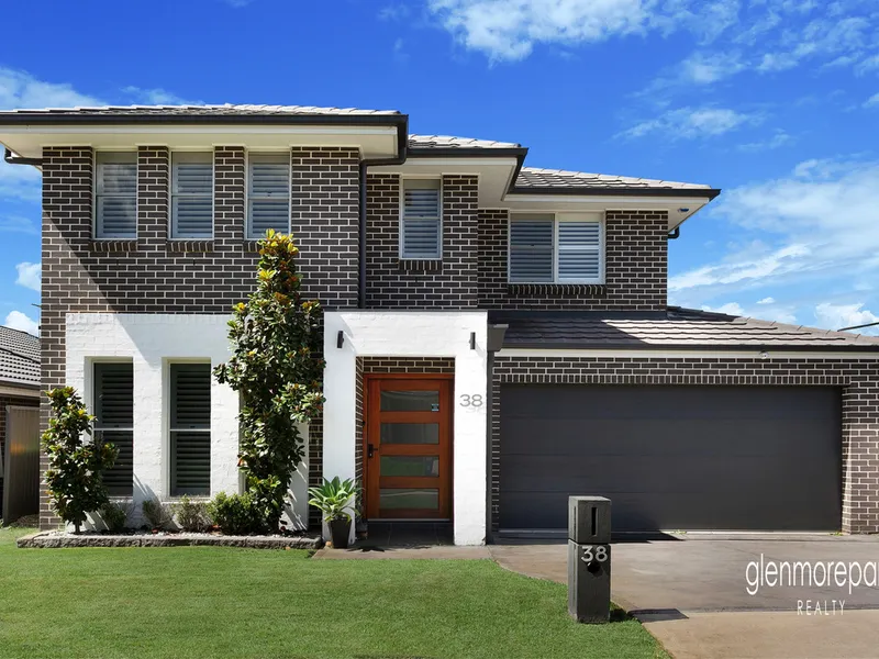 MODERN HOME WITH A SPACIOUS BACKYARD!