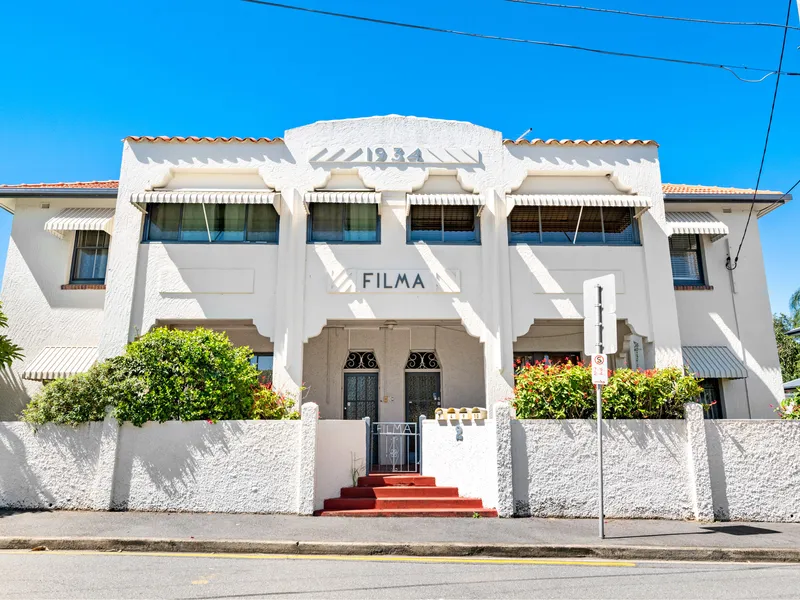 Iconic Art Deco-style apartment with a flexible floor-plan