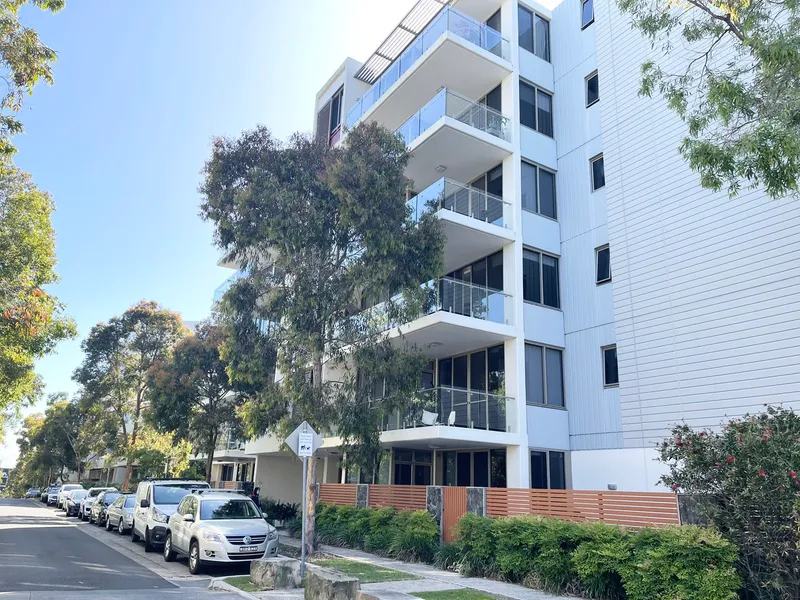 Stunning 1-Bedroom Unit with Study Room For Rent
