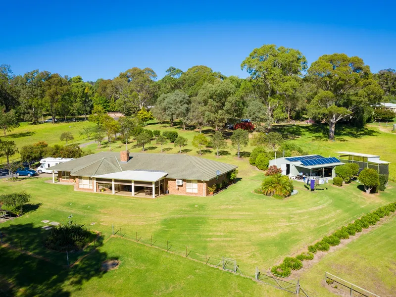 IMMACULATE SMALL ACERAGE IN A BRILLIANT LOCATION