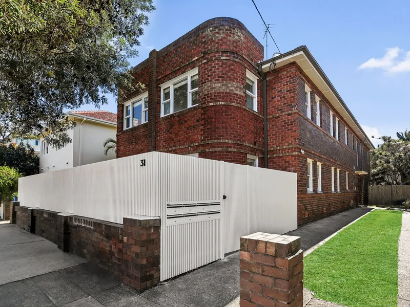 Brand NEW Seaside Apartment With Large Courtyard & Sunroom - 650m Walk To Beautiful Coogee Beach