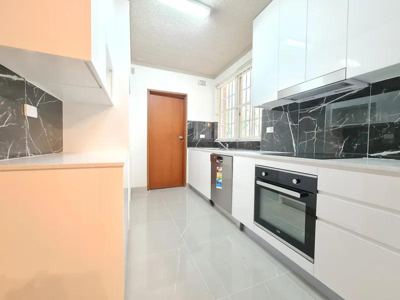 Newly Renovated Bright & Over-sized 3 Bedroom - Mins Walk to Station & Schools