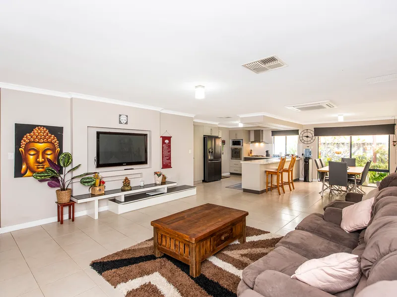 LARGE LIVING IN FAMILY FRIENDLY RIVERGUMS