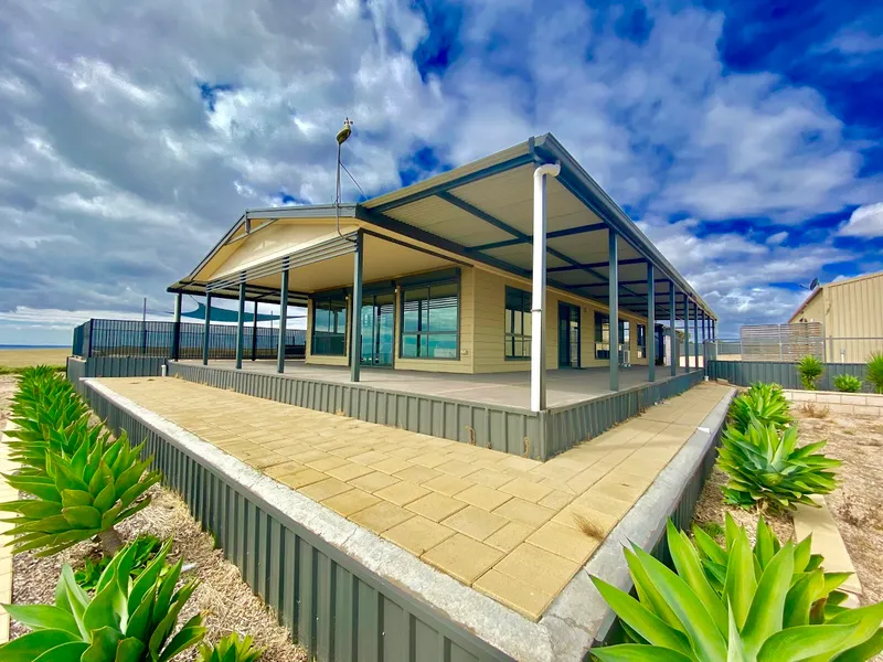 MAGNIFICENT PROPERTY WITH STUNNING OCEAN & TOWN VIEWS OF STREAKY BAY!