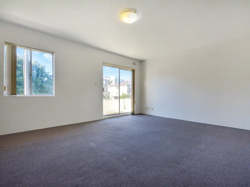 LARGE APARTMENT WITH BALCONY & LOCK-UP GARAGE