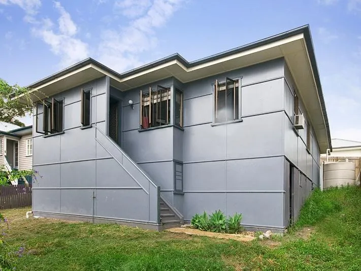 CHARMING COTTAGE IN GREAT LOCATION!