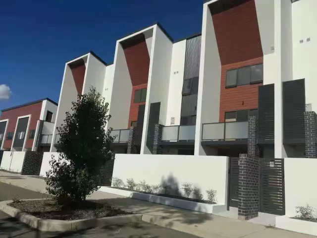 nice four bed townhouse near light rail