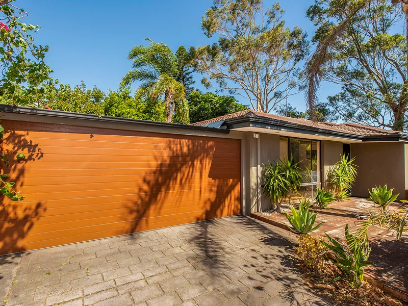 No more viewings offers being negotiated Finish The Transformation!!   Fabulous 3 bed 1 bath rear Duplex on 465sqm block 5 mins walk to Mawson Park