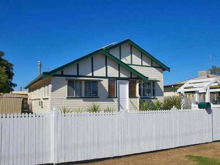 CHARMING HOME IN CENTRAL LOCATION!