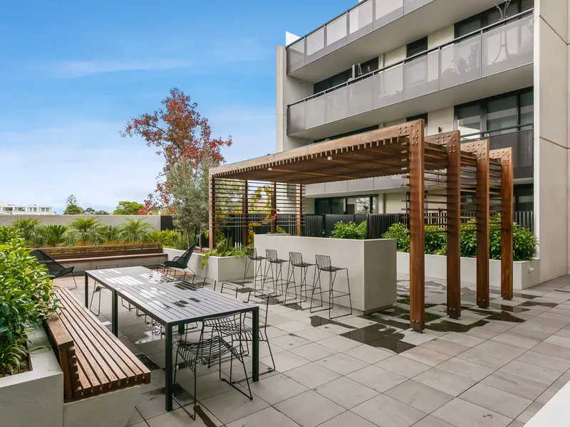 ELEGANT CONTEMPORARY LIVING IN A BRILLIANT LOCATION!