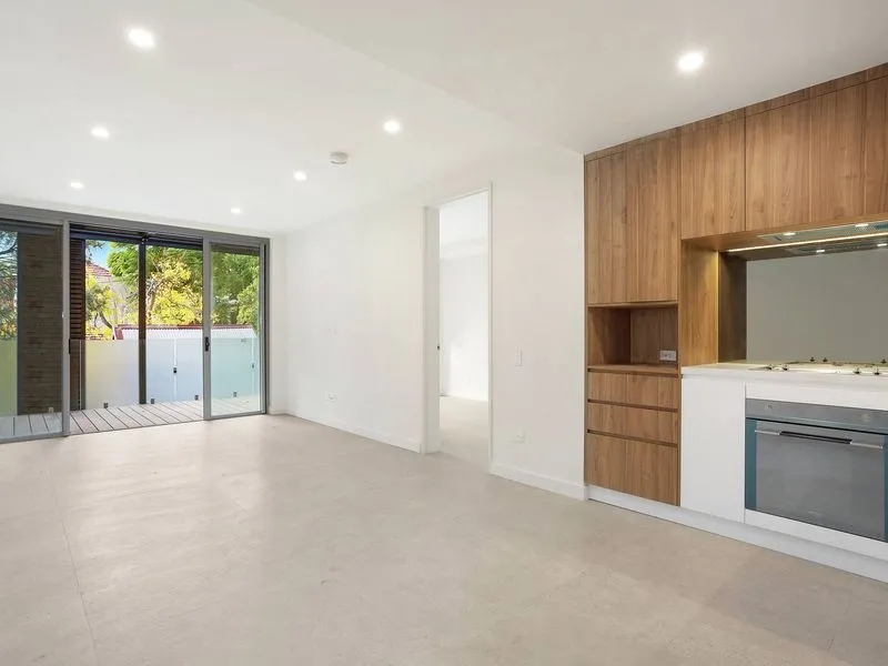 LUXURY 2 BEDROOM APARTMENT WITH PARKING