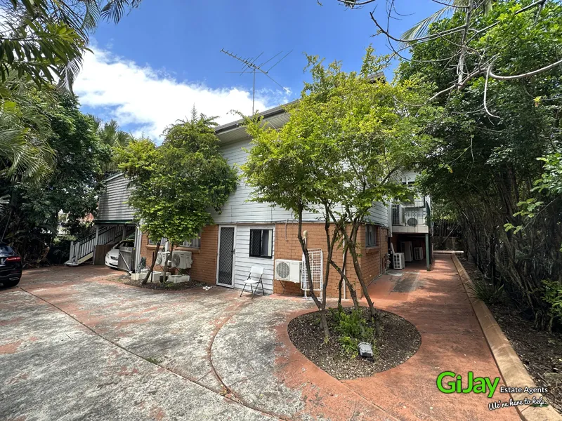 AFFORDABLE WOOLLOONGABBA AND SPACIOUS FAMILY HOME + NO YARD TO LOOK AFTER = ONLY $615 PER WEEK