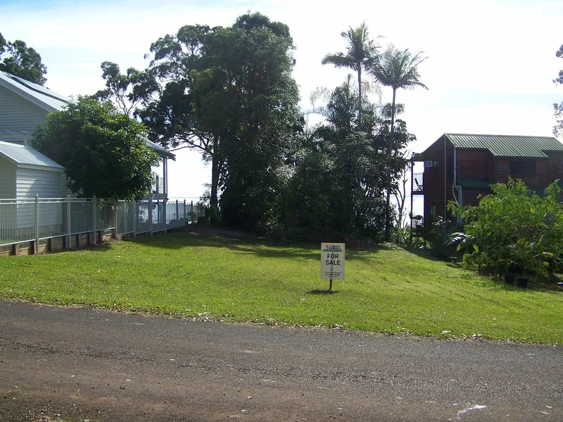 WATERFRONT PROPERTY WITH VIEWS TO THE NORTH